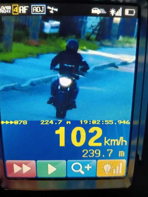 Zdjęcie z wideorejestratora, na którym uwieczniony został motocyklista jadący z prędkością 102 km na godzinę zapisana na ekranie monitora